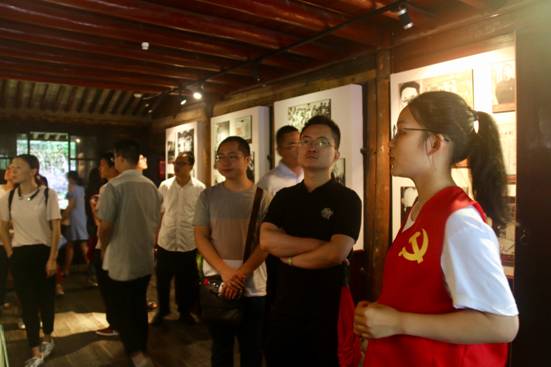 ”追寻革命印迹，情系红色鄞州“暗网
寻迹小分队-故居讲解